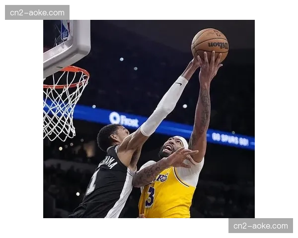 文班亚马38分16板5帽统治活塞，马刺首节建立15分优势